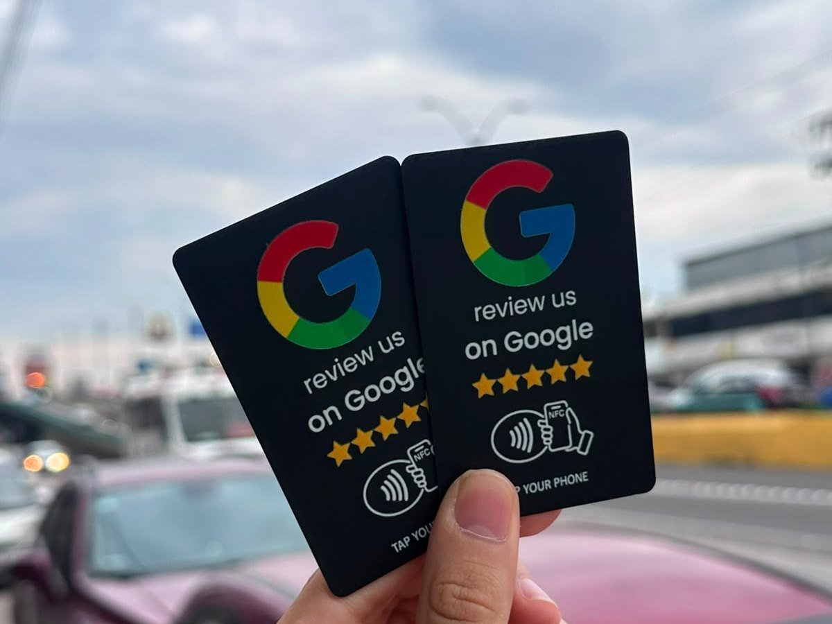 Dos tarjetas NFC de 9 por 5 centímetros para dejar reseñas en Google, sostenidas en la mano